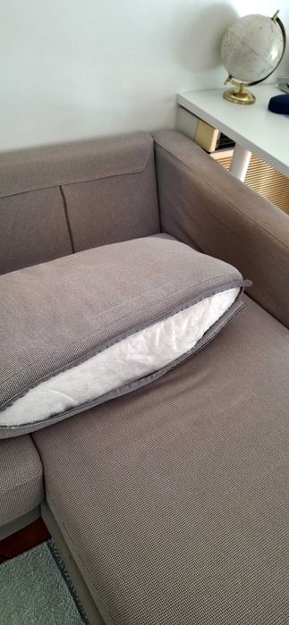 Sofá cinzento, com capas removíveis