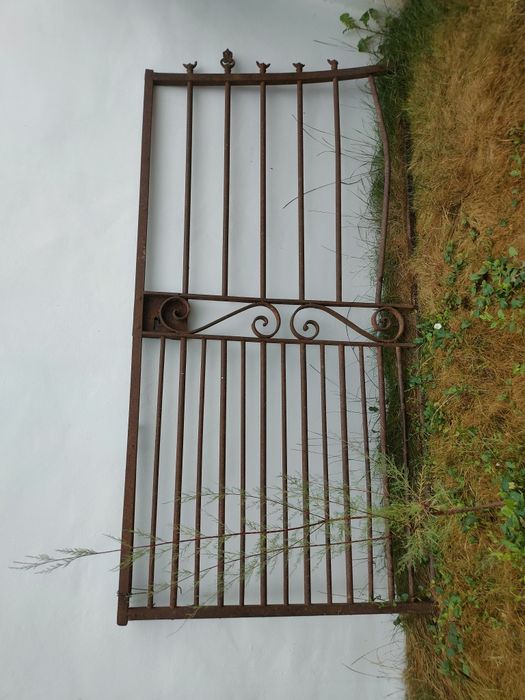 Portão antigo em ferro.