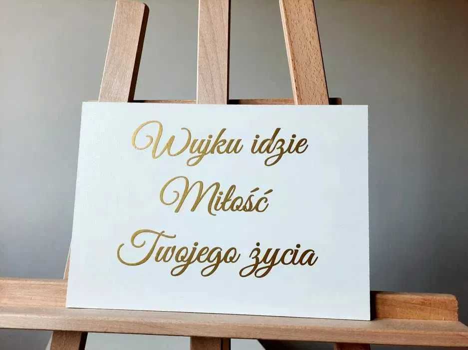 wujku idzie miłość twojego życia tabliczka ślubna złoty napis ślub wesele zabawne tabliczki dekoracje ślubne