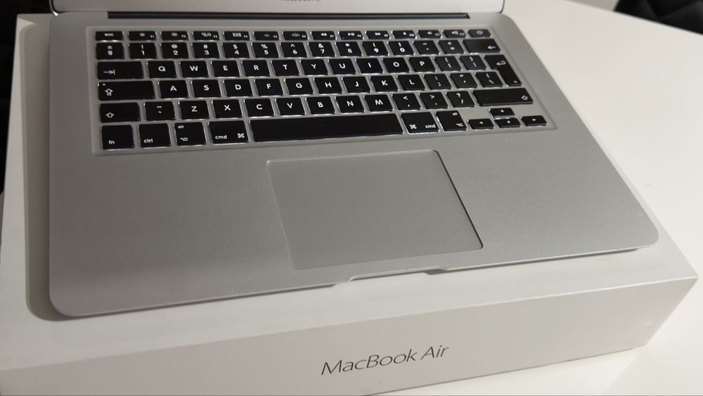 MacBook Air igłą