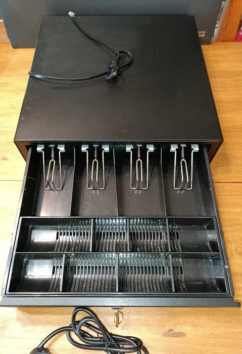 POS com gaveta de dinheiro, impressora e display de cliente