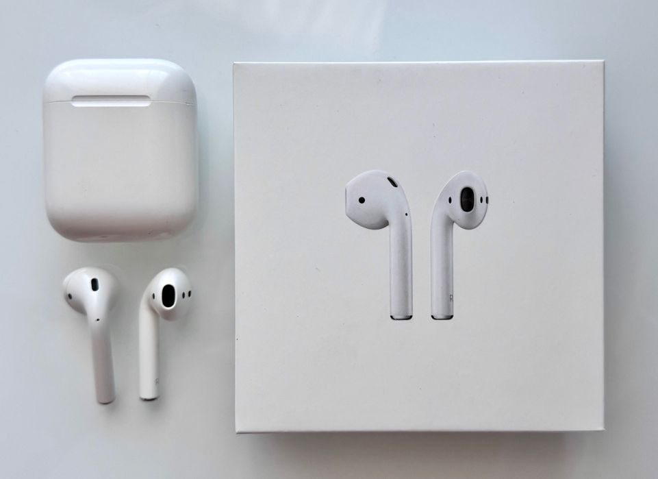 Apple AirPods 2 with Charging Case