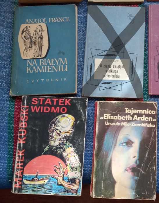 "Na białym kamieniu"; "Statek widmo" i "Tajemnica Elizabeth Arden"