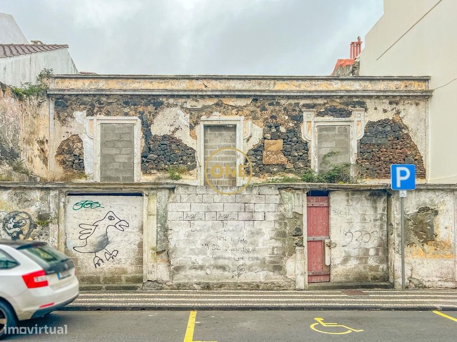 Moradia para Recuperar no Centro de Ponta Delgada