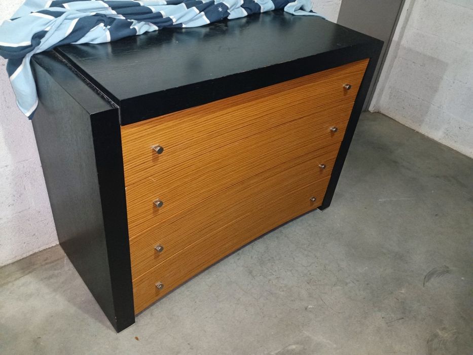 Cómoda com espelho completamente impecável, robusta ,linhas modernas 
Medidas:120/90/52cm