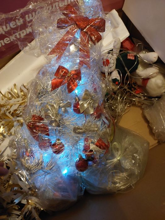 продам искусствееную белую ёлку с гирляндой и украшениями