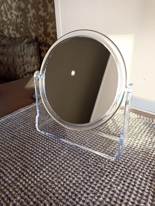 Дзеркало на підставці