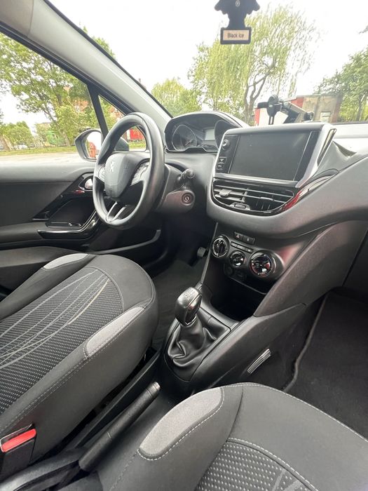 Peugeot 208 benzyna 1,2 rok 2014 ekran dotykowy