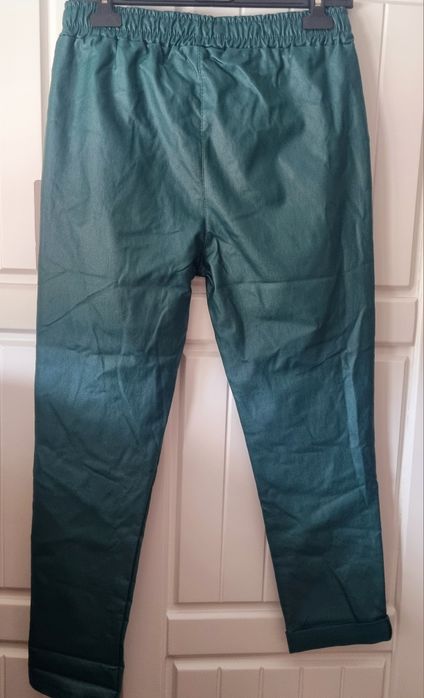 Calças, verde azeitona, com bastante elastano. XL