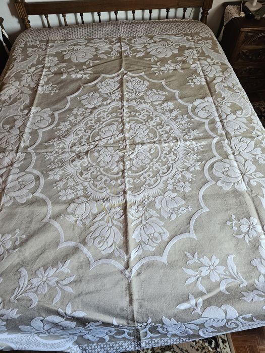 Colchas antigas em bege ou branco