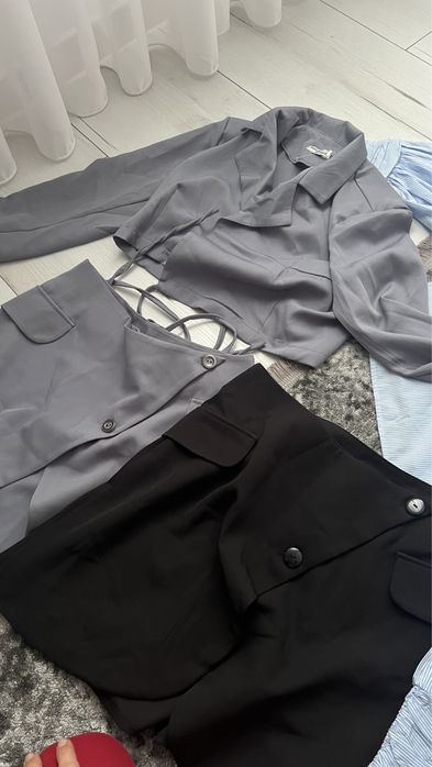 Сірий костюм з спілницею