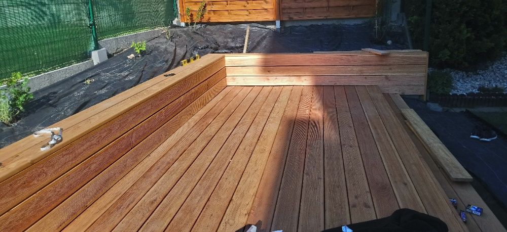 Tarasy drewniane, deski tarasowe, modrzew syberyjski, trawa z rolki