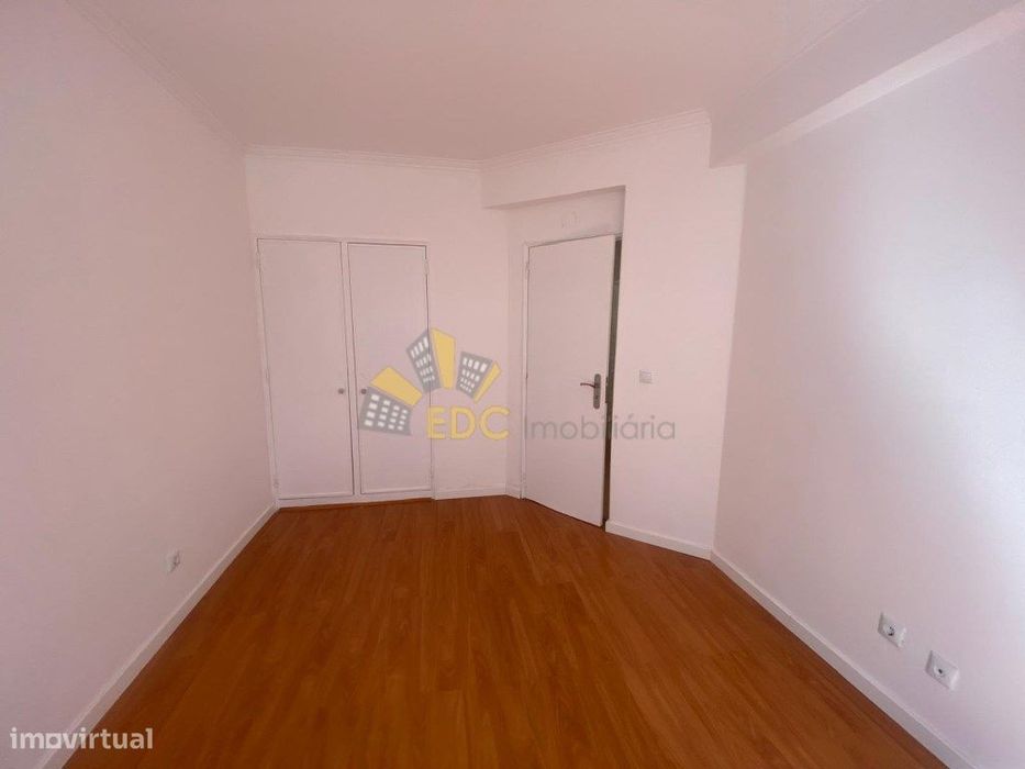 Apartamento T2 Transformado em T3 | A 5 Minutos da Estação | Tapada...