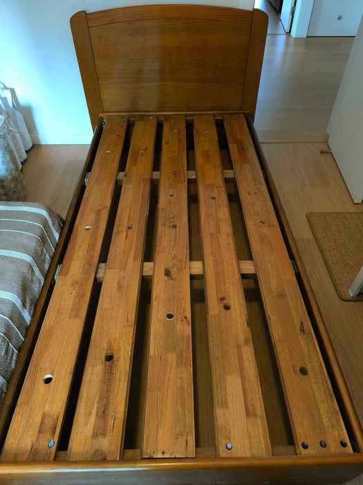 Cama individual em cedro