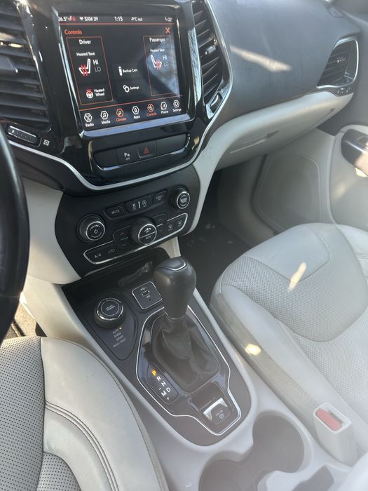 Автомобіль Jeep Cherokee