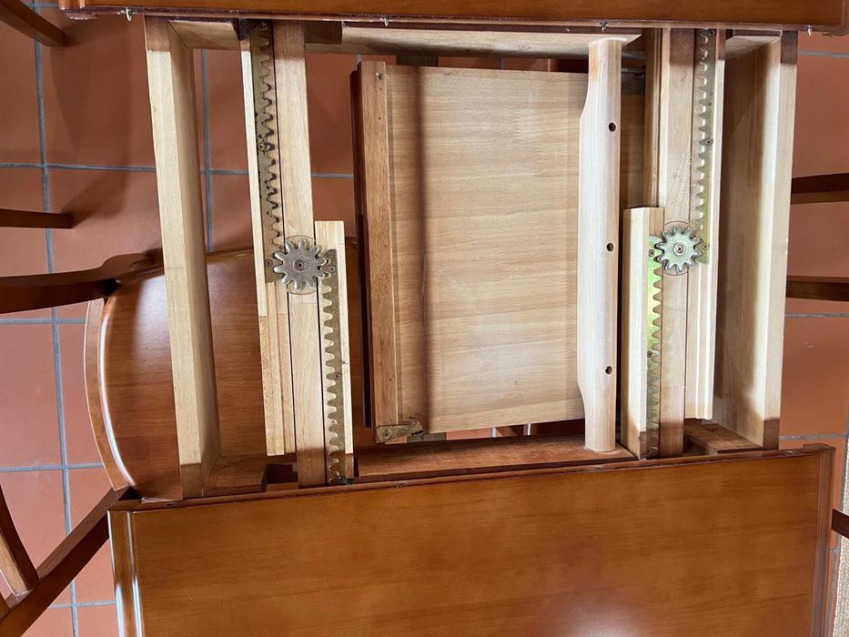 Mesa de jantar extensível de 6 a 8 pessoas + 4 cadeiras