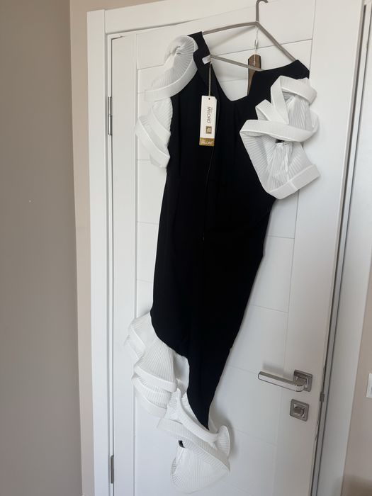 Стильна чорна сукня з білими воланами