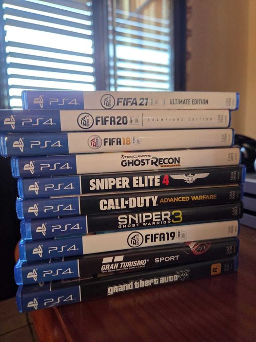 PlayStation 4 Pro 1TB (Branca) + 2 Comandos + 10 Jogos