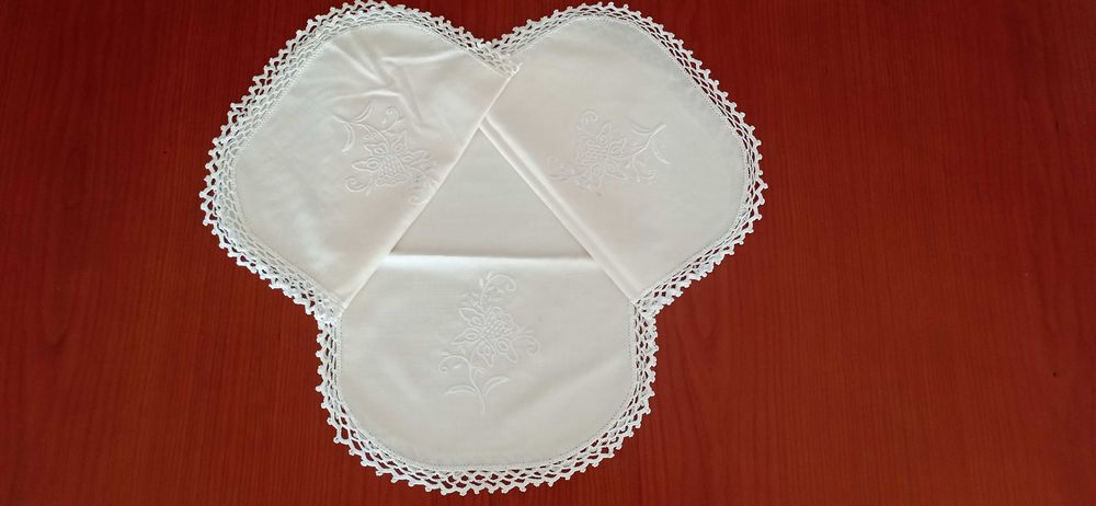 Conjunto de panos de quarto em renda e linho