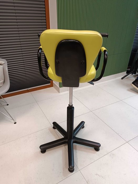 Fotel fryzjerski dziecięcy