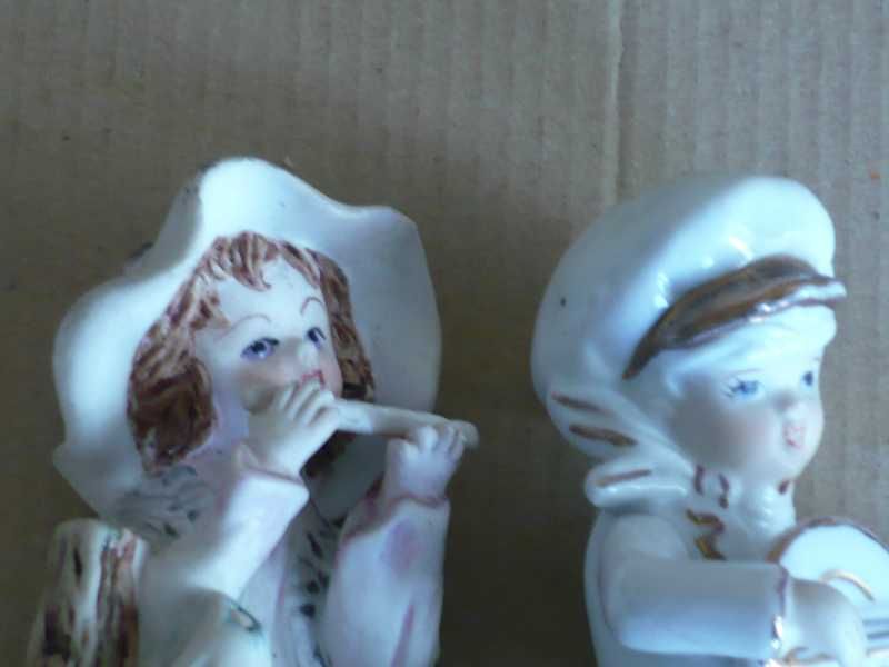 Par de crianças em porcelana