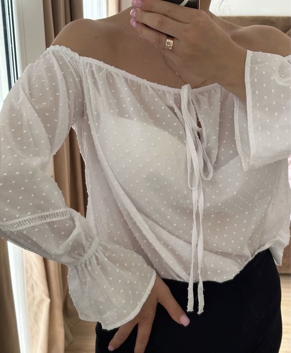 Біла блуза зі спущеним плечем