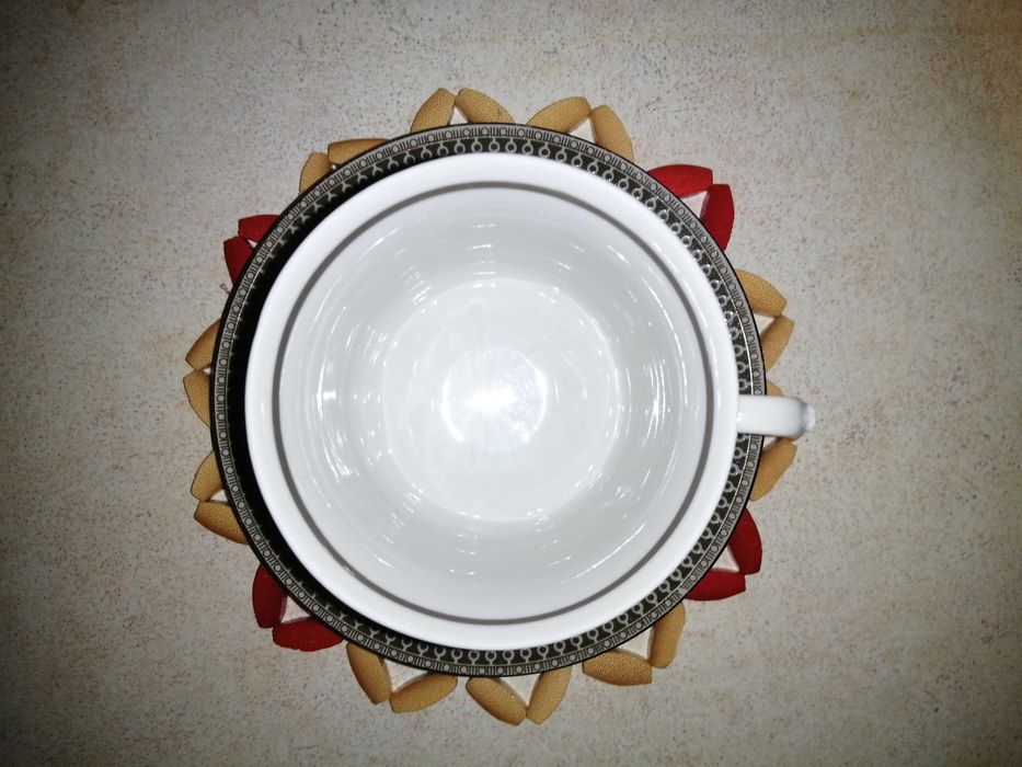 Filiżanka ze spodkiem-porcelana kanelowana wzór-Chodzież-stan ideał.