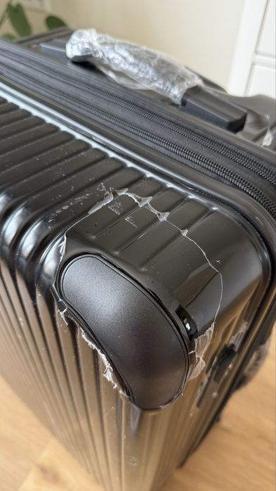 Walizka średniej wielkości, praktycznie jak nowa