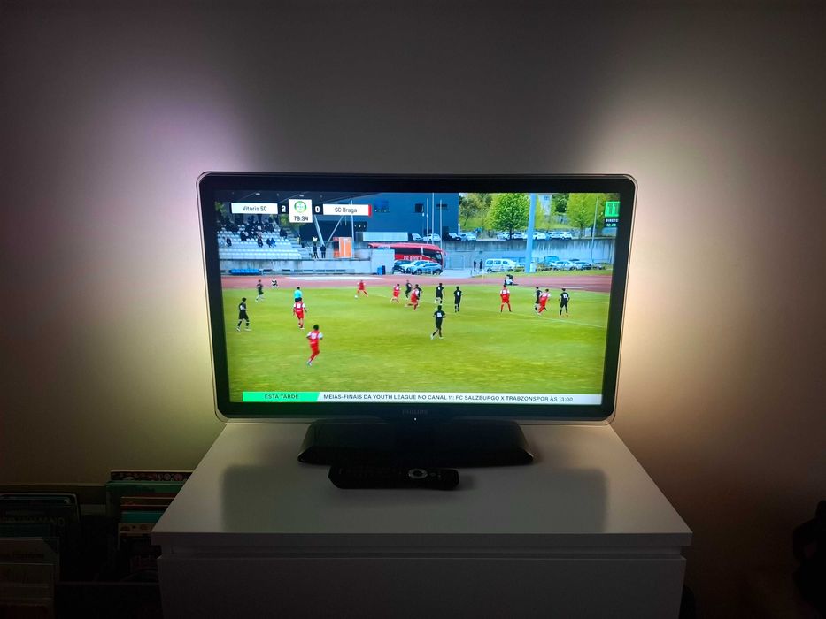 Philips 32″ (32PFL8404H/12) – Ambilight Full HD – Como nova!