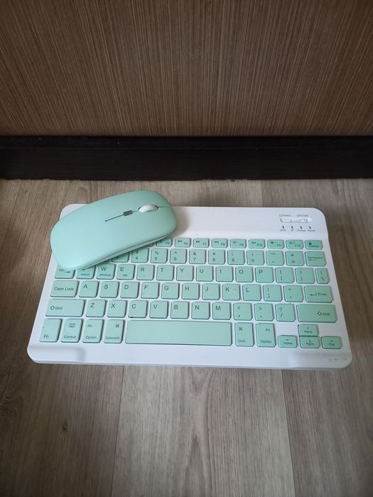 Безпроводная блютуз клавиатура + мышка.