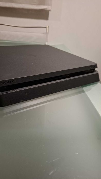 Playstation 4 slim + 1 comando + 4 jogos