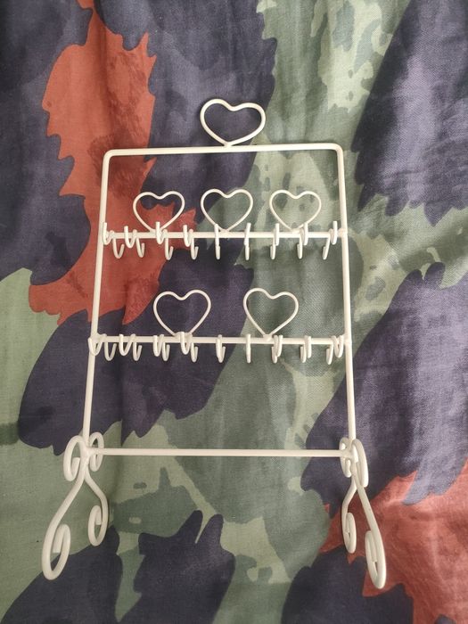 Stojak metalowy na biżuterię