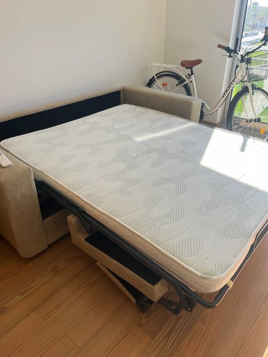 Sofá e cama de cama super confortável praticamente novo!