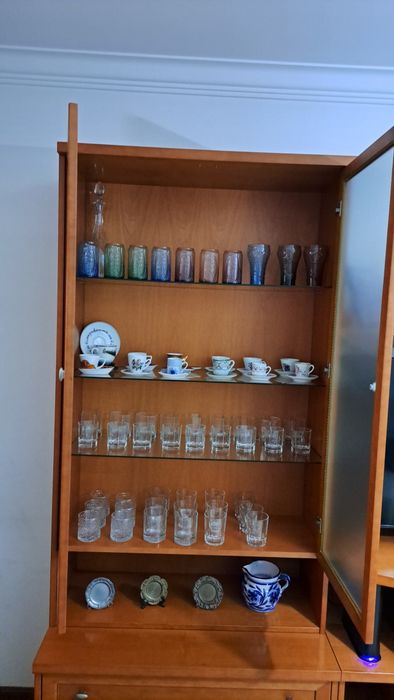 Estantes de sala e cama dupla em madeira cerejeira