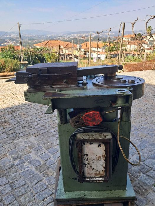 Máquina de moldar e vergar ferro