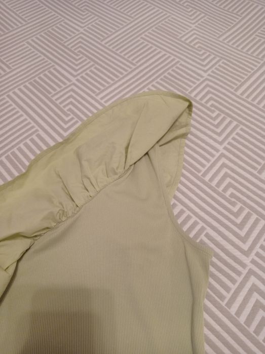 Top verde com folho e bordado inglês