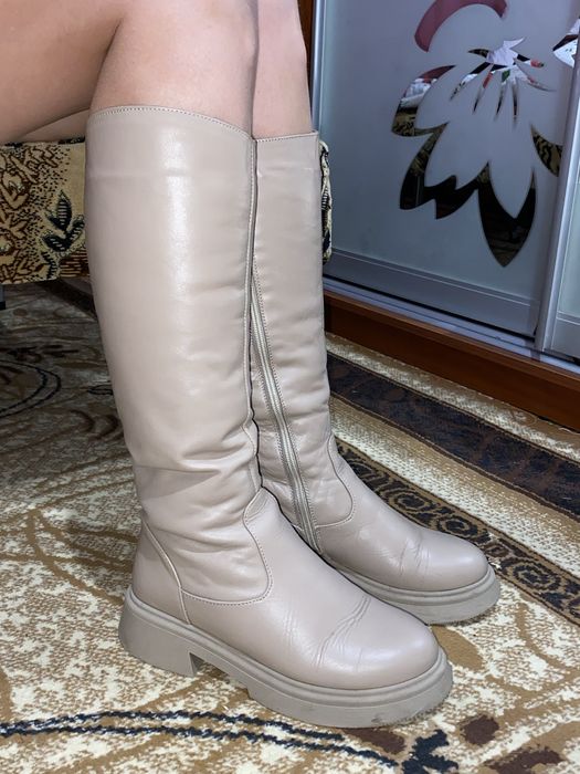 Жіночі сапожки бежеві шкіряні