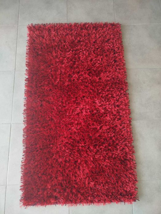 Tapetes vermelho e preto (redondo + retangular)
