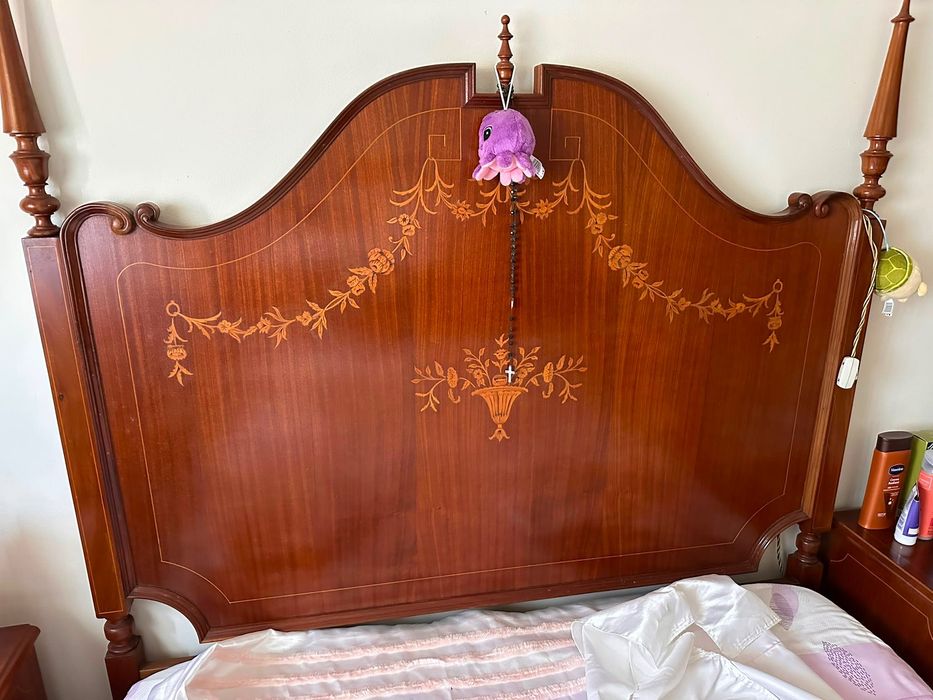Cama com 2 mesas de cabeceira