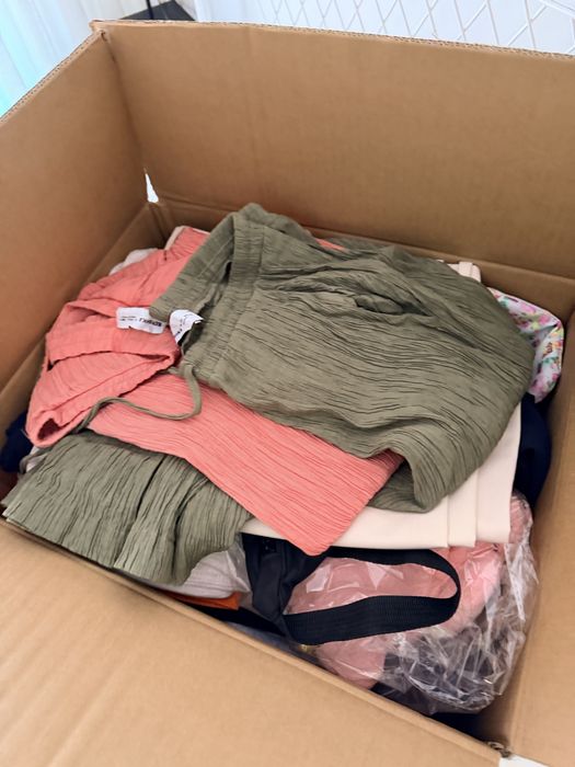 Caixa com roupa variada