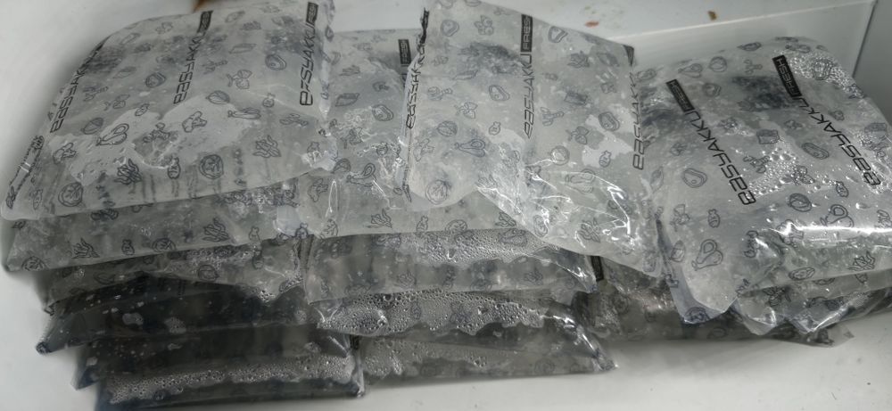 Gel frio em pacotes para refrigeração e congelação.