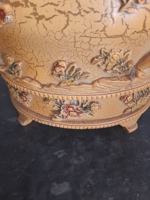 Vaso em Louça  com figuras