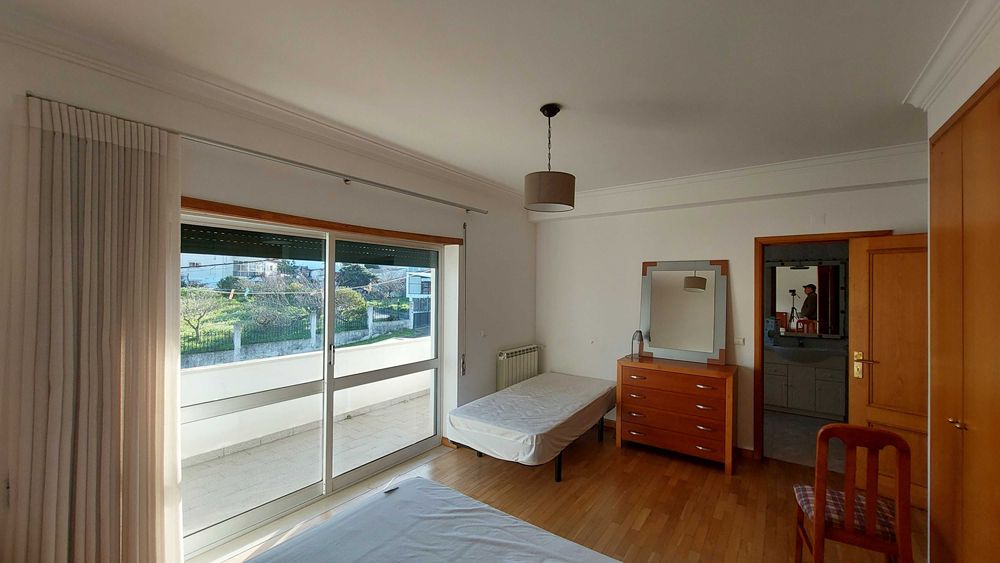 Moradia geminada T5 | Arrenda-se