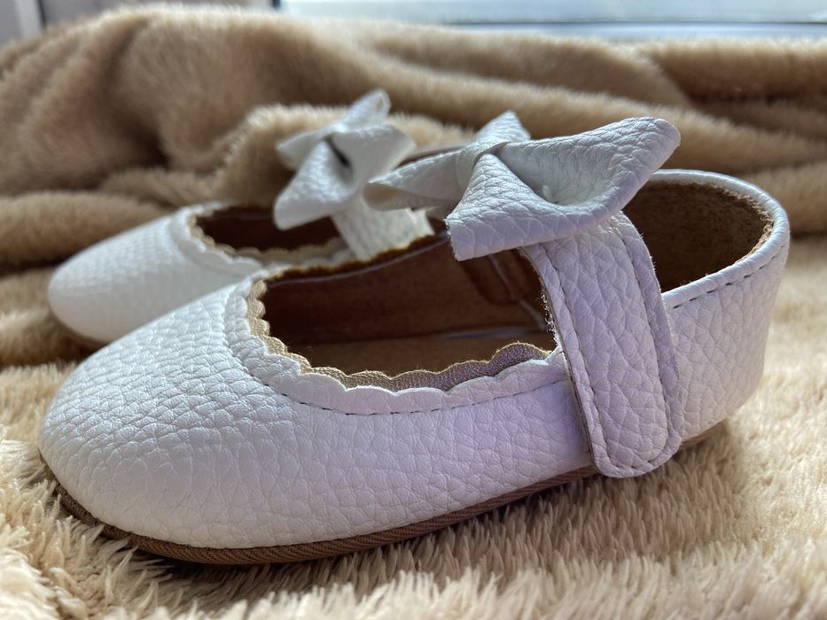 Білі шкіряні пінетки/босоніжки з бантиком для дівчинки