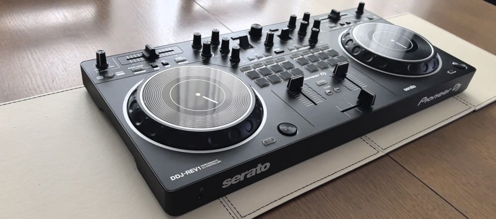 Kontroler DDJ-REV1 marki Pioneer DJ