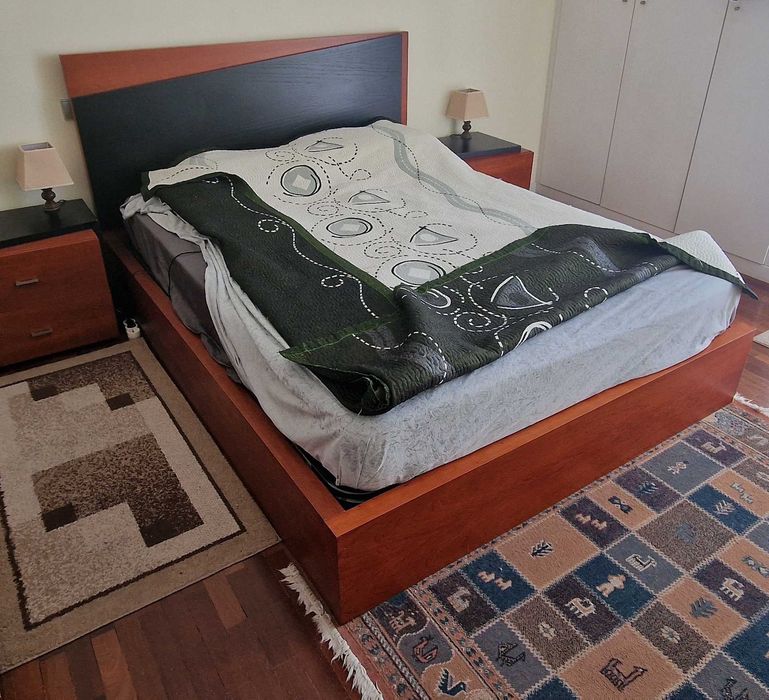 Cama de casal + Mesas de cabeceira + Estrado + Colchão (Oferta 3 tapetes)