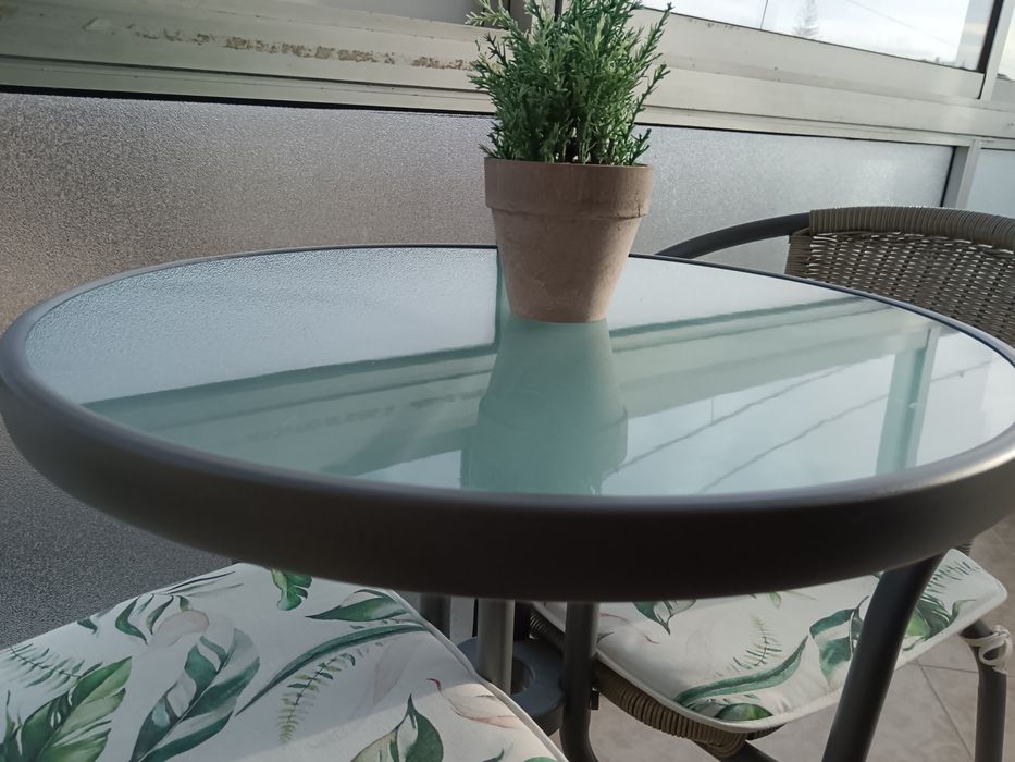 Conjunto de mesa e cadeiras