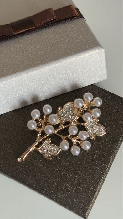 Ctyliwa broszka z emisją pereł