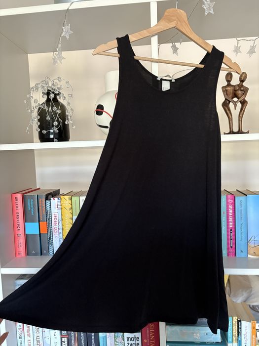 Czarna krótka sukienka na ramiączkach