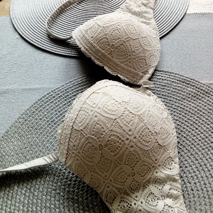 Biustonosz bez fiszbin, koronkowy Intimissimi  75C